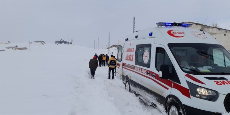 Kars ve Ardahan'da köylerde mahsur kalan 3 hasta kurtarıldı