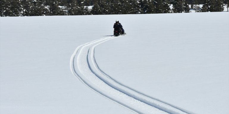 Kars'ta ekiplerden elektrik arızalarına kar motorlu müdahale