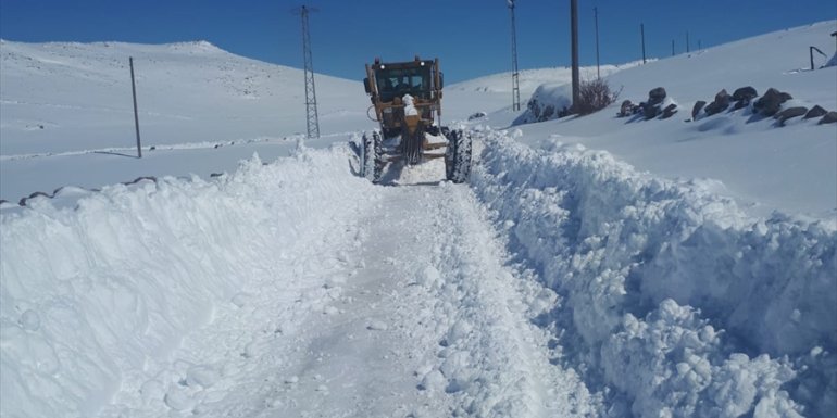 Kars'ta kar nedeniyle kapanan 58 köy yolundan 42'si açıldı