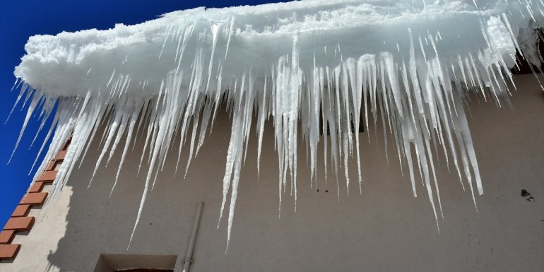 Kars ve Ardahan'daki bina çatılarında uzun buz sarkıtları oluştu