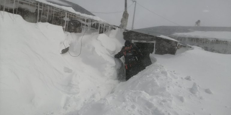 Kars'ta kapısı kardan kapanan evde mahsur kalan aile kurtarıldı