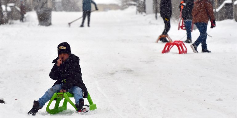 Kars'ta kar tatilini fırsat bilen çocuklar kızakla kayıp kar topu oynadı