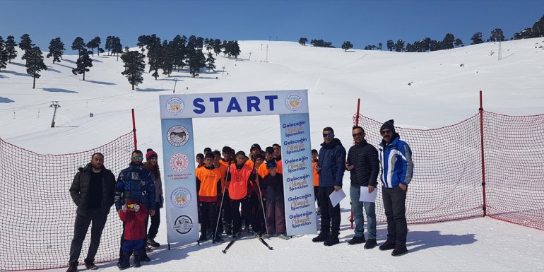 Kars'ta kayaklı koşu yarışması düzenlendi
