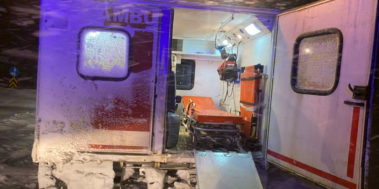 Kars'ta köylerinde mahsur kalan 15 diyaliz hastasının imdadına UMKE yetişti