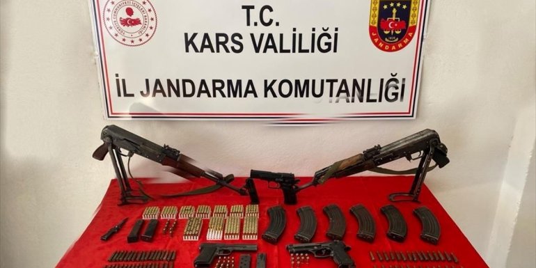 Kars'ta ruhsatsız silah operasyonunda 6 kişi yakalandı
