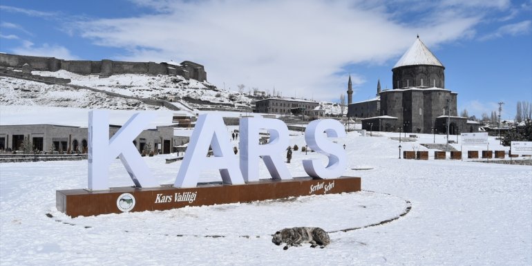 Kars'ta tarihi mekanlar beyaza büründü