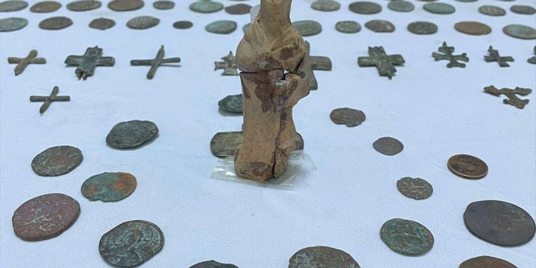 Kars'ta tarihi olduğu değerlendirilen 632 eser ele geçirildi