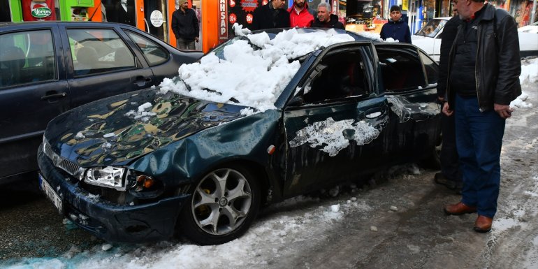 KARS - Üzerine çatıdan kar kütlesi düşen otomobilin sürücüsü yaralandı1