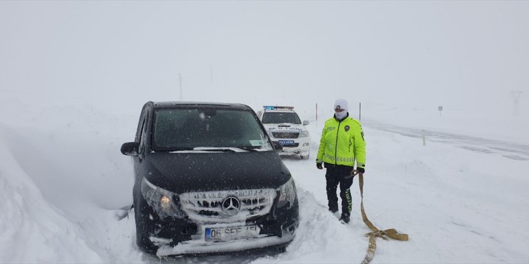 KARS - Yolda kalan 6 araç ekiplerce kurtarıldı1