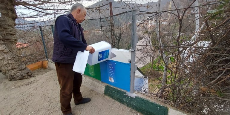 Keban'da bir okulda sıfır atık depolama kabinleri kuruldu