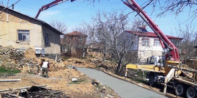 Keban Kaymakamlığı, engelli vatandaş için beton yol yaptı1