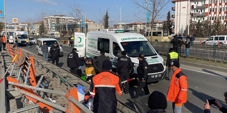 Malatya'da bariyerlere çarpan ehliyetsiz sürücü öldü, iki kişi yaralandı