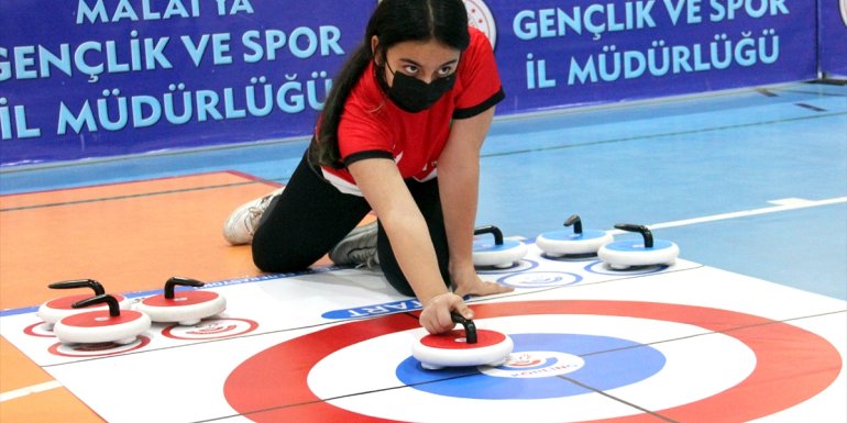 Malatya'da Okullar Arası Floor Curling Grup Şampiyonası başladı