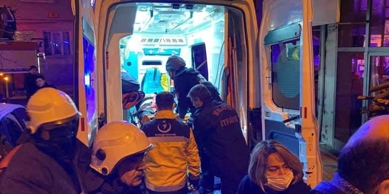 Malatya'da yangın sırasında sundurmada mahsur kalan vatandaşı itfaiye kurtardı