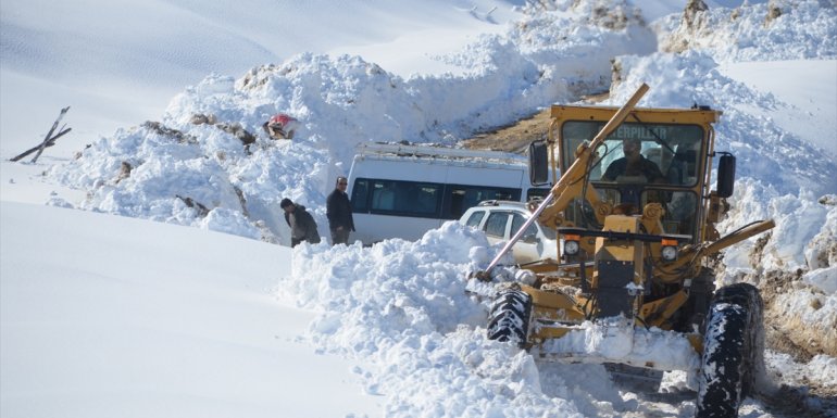 Muş'ta ekipler 5 metreye ulaşan karla mücadele ediyor