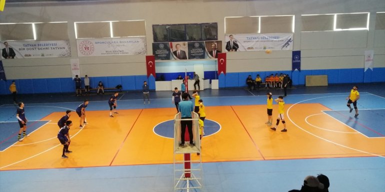 Tatvan'da okullar arası voleybol turnuvası düzenleniyor