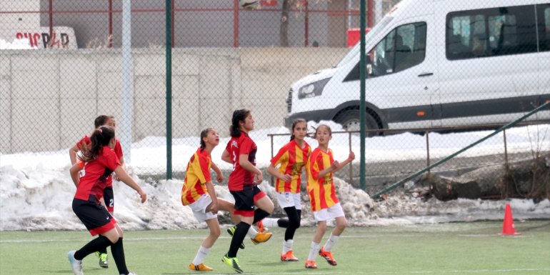 TBMM 23 Nisan Futbol Turnuvası'nın yarı final müsabakaları, Erzurum'da başladı