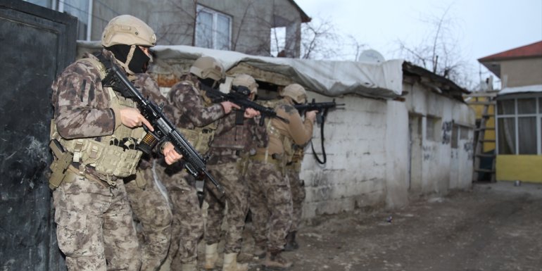 Van'da bir evde Afganistan uyruklu 23 düzensiz göçmen yakalandı