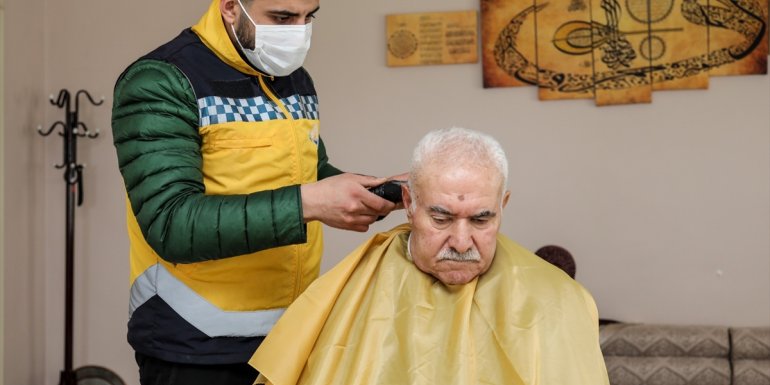 Van Büyükşehir Belediyesi yaşlıları yalnız bırakmadı1