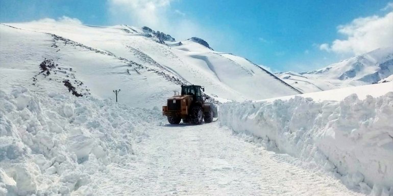 Van'da 700 personelle karla mücadele ediliyor