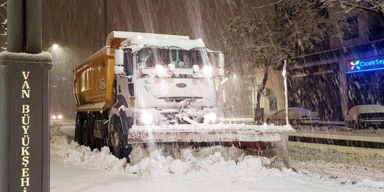 Van'da karla mücadele çalışmaları devam ediyor