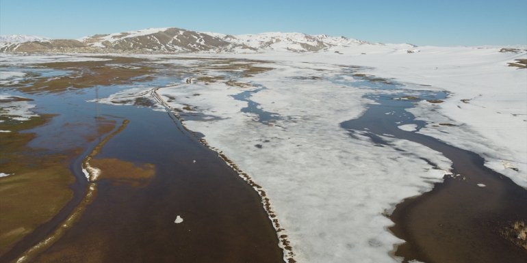 Van'da karların erimesiyle bazı ovalar su altında kaldı