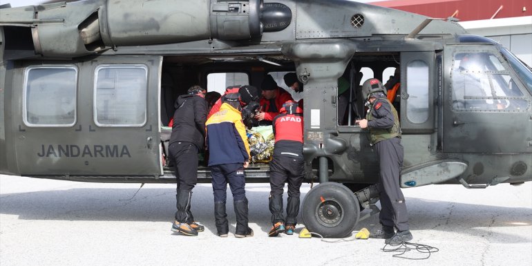 Van'da dağlık bölgede kayak yapan İtalyan kayakçı ayağını kırdı