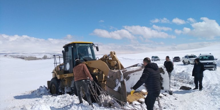 Erciş Belediyesi, yolda araçlarıyla mahsur kalanları kurtardı