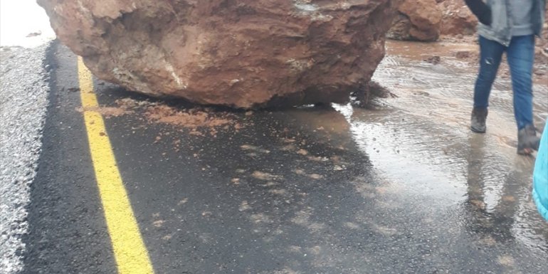 Van'da heyelan nedeniyle kapanan mahalle yolu ulaşıma açıldı