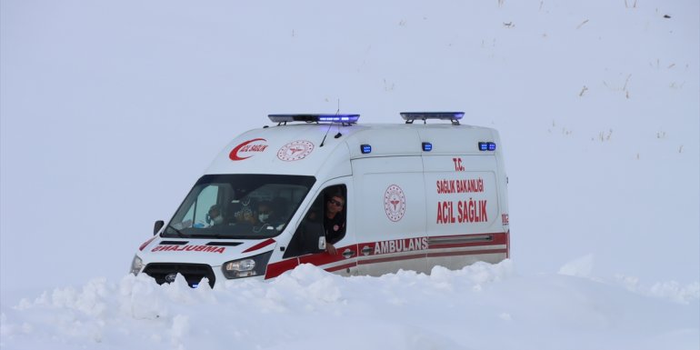 Van'da yolu kapanan mahalledeki kalp hastasının imdadına ekipler yetişti