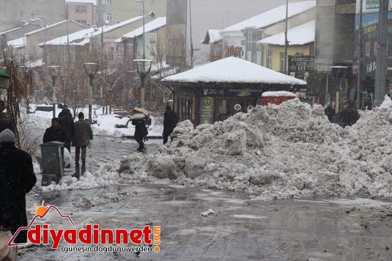 Yoğun karın etkisini sürdürdüğü Ağrı
