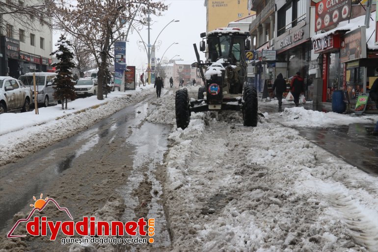 Yoğun karın etkisini sürdürdüğü Ağrı