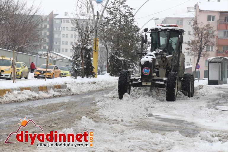 Yoğun karın etkisini sürdürdüğü Ağrı