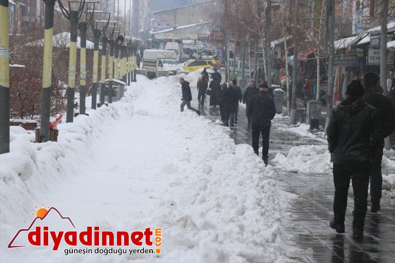 Yoğun karın etkisini sürdürdüğü Ağrı