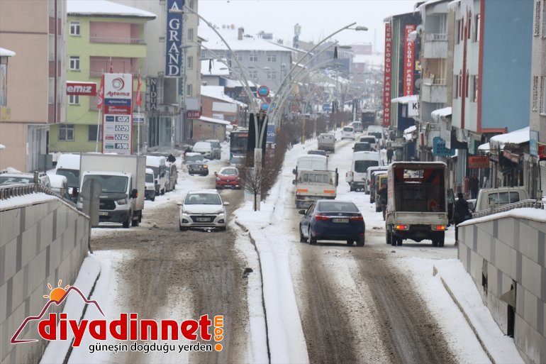 Yoğun karın etkisini sürdürdüğü Ağrı