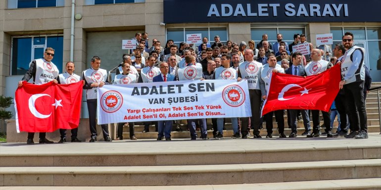 Adalet Sen üyeleri Van Adliyesi önünde basın açıklaması yaptı1