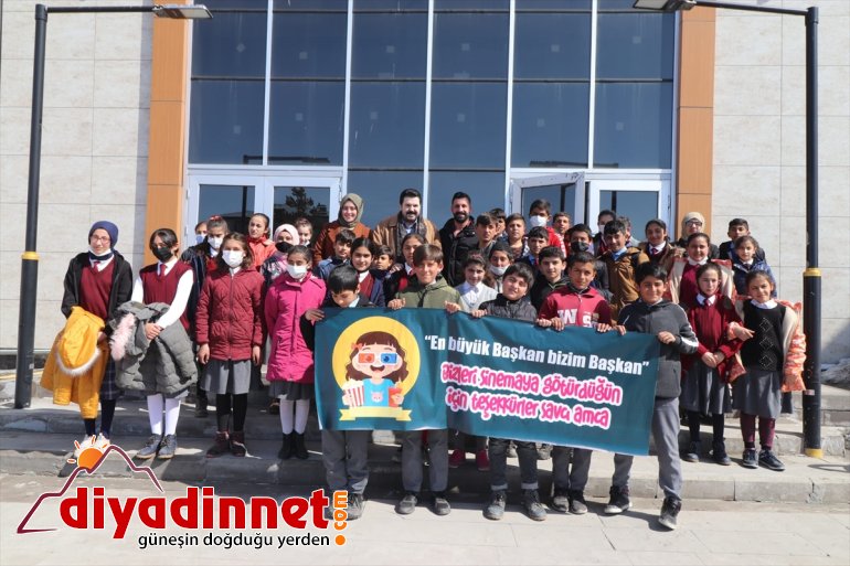 Ağrı Belediye Başkanı Sayan köyde yaşayan öğrencileri sinemayla buluşturdu