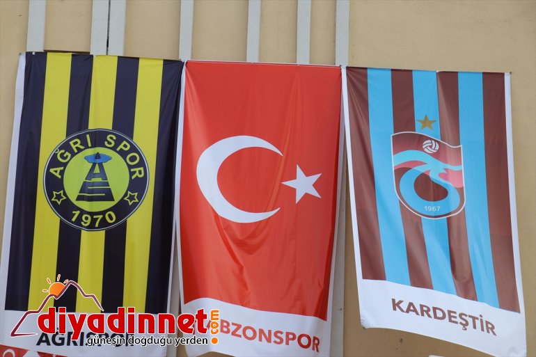 Ağrı Türk Belediyesine asıldı ve bayrakları Trabzonspor 2
