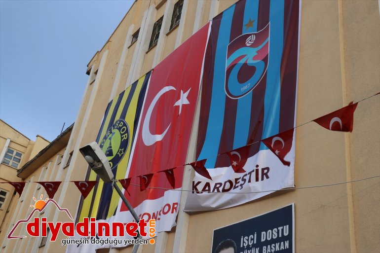 ve bayrakları Türk Trabzonspor Ağrı asıldı Belediyesine 3