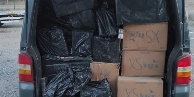 Ağrı'da sürücüsü polisten kaçarken çamura saplanan araçta kaçak sigara ele geçirildi