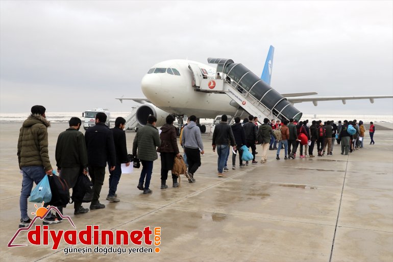 Ağrı'da yakalanan 227 Afgan düzensiz göçmen uçakla ülkelerine gönderildi
