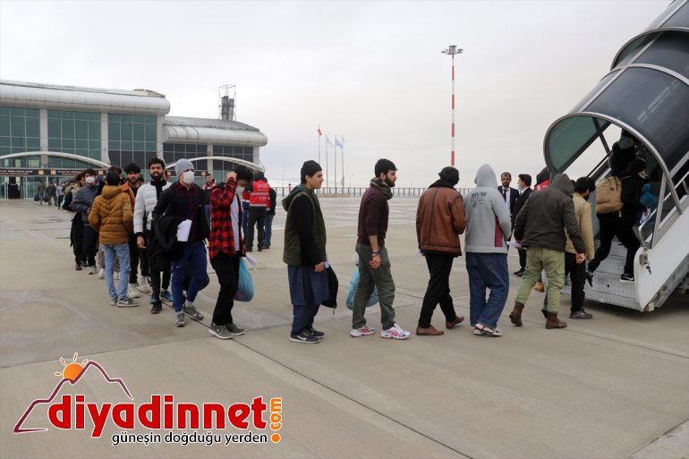 ülkelerine 227 yakalanan göçmen uçakla gönderildi Ağrı