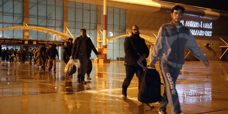 Ağrı'da yakalanan 227 Afgan düzensiz göçmen uçakla ülkelerine gönderildi