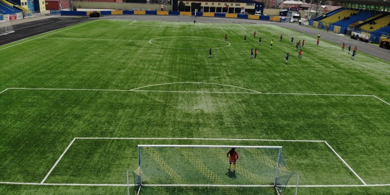 AĞRI - Gelinlik yerine forma giyen kızlar namağlup şampiyonluğa ilerliyor1