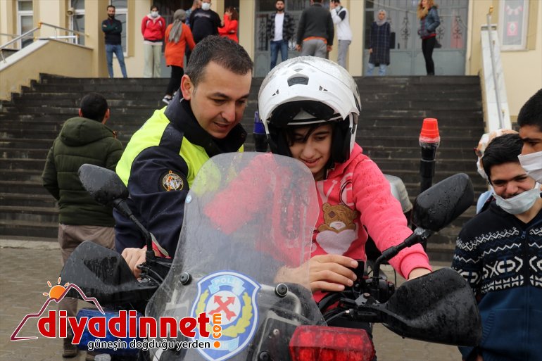 Ağrı'da polisler özel çocukları ziyaret edip hediye dağıttı