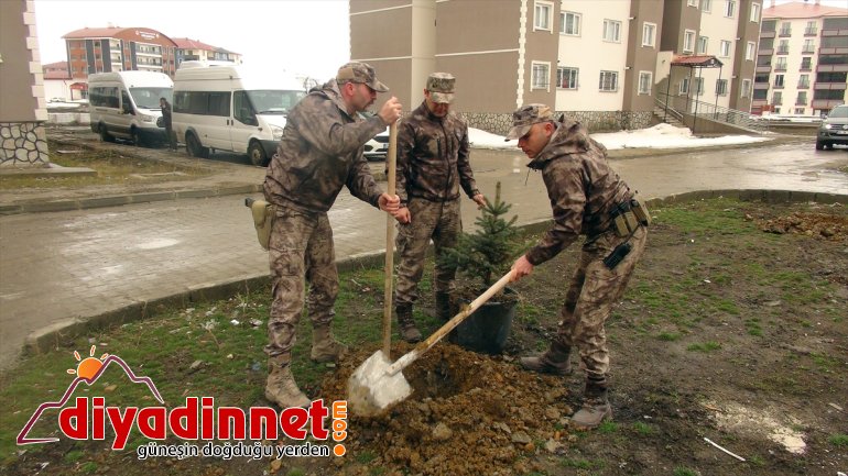 ziyaret Polisler özel hediye edip çocukları dağıttı - AĞRI 2