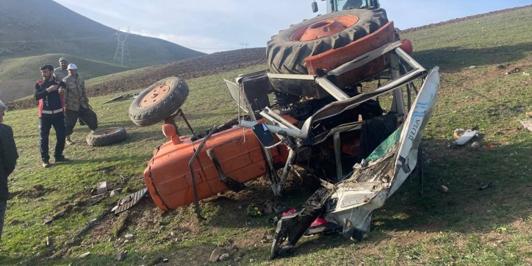AĞRI - Tarlasını sürerken traktörü devrilen çiftçi hayatını kaybetti1