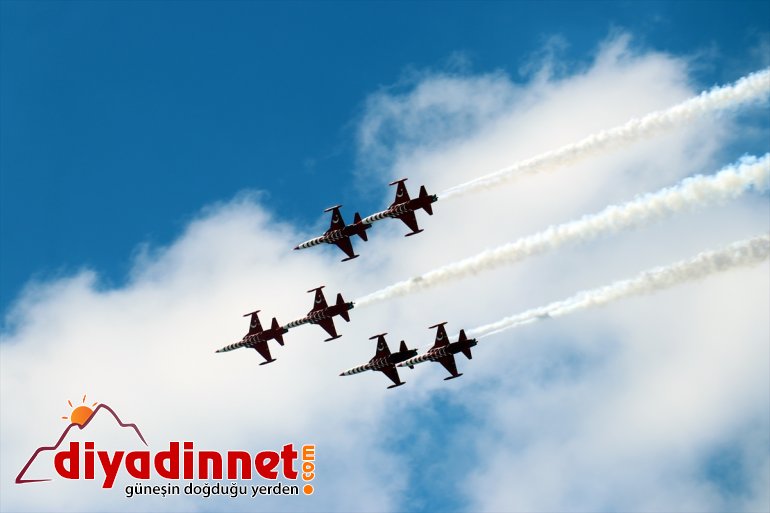 Türk Yıldızları'nın Ağrı semalarındaki "ay yıldızlı" gösterisi nefes kesti