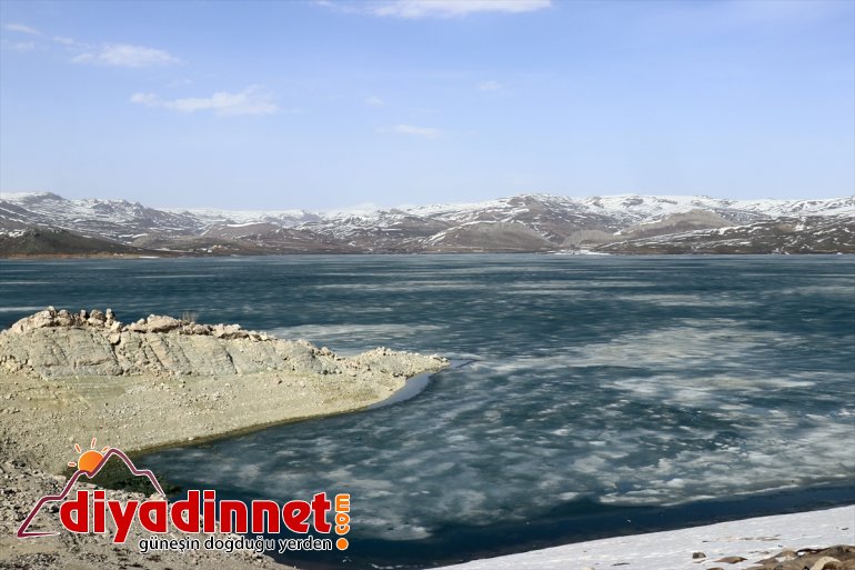 kaplı AĞRI çözülmedi - henüz yüzeyi Yazıcı buzla Barajı