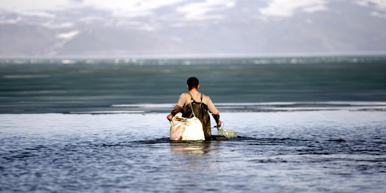Buzların çözülmesiyle Çıldır'ın balıkçıları ağlarını kıyıya atıyor